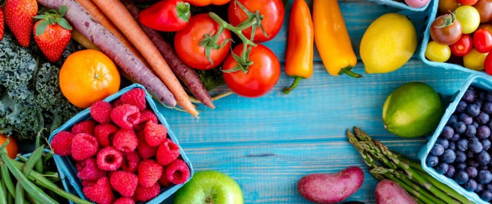 Le menu du régime protéiné devrait inclure des légumes, des fruits et des baies. 