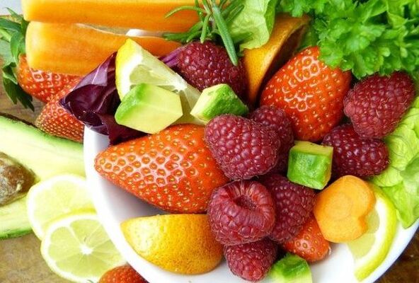 Fruits avec des baies et des herbes