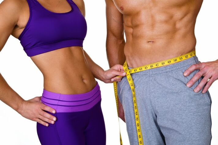 Un homme et une femme qui ont perdu du poids au niveau du ventre